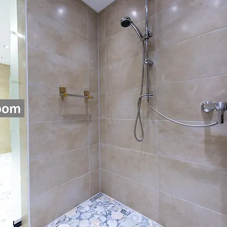 拉维尔国际酒店 酒店