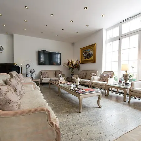 拉维尔国际酒店 酒店