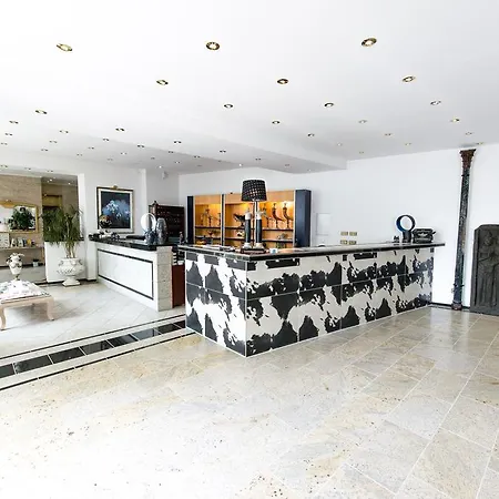 拉维尔国际酒店 3*