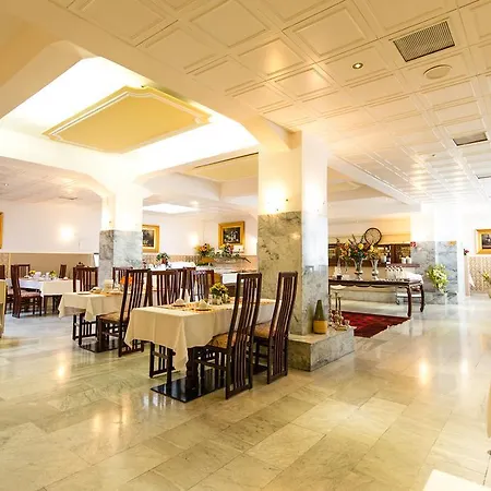 拉维尔国际酒店 酒店 3*