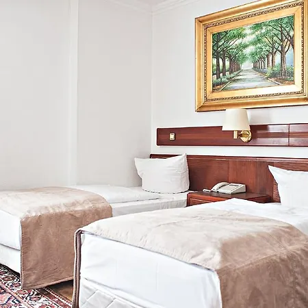 拉维尔国际酒店 酒店