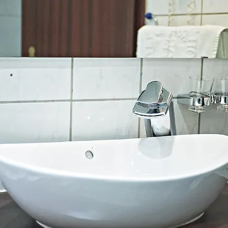 拉维尔国际酒店 3*