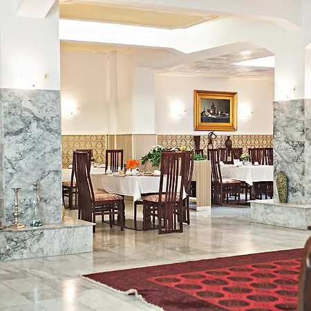 拉维尔国际酒店 酒店 3*