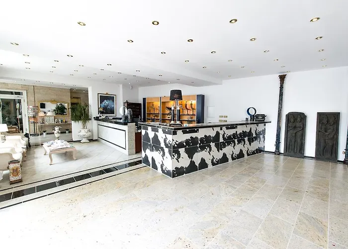 Ravel International 3*